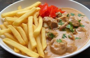 Pivovarská pochoutka z vepřového masa s černým pivem a hranolky