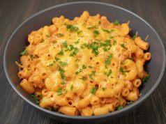 Zapečené pizza těstoviny se sýrem a šunkou – rychlá večeře z jednoho pekáče