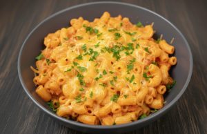 Zapečené pizza těstoviny: Spojení dvou nejoblíbenějších jídel v jednom pekáči Zapečené pizza těstoviny se sýrem a šunkou – rychlá večeře z jednoho pekáče