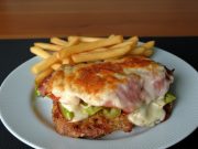 Hornické vepřové řízky se žampiony, zeleninou a sýrem