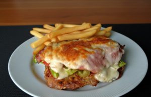 Hornické vepřové řízky se žampiony, zeleninou a sýrem