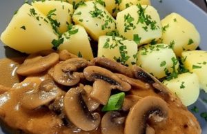 Kuřecí prsa na žampionech se smetanou a brambory: Poctivý oběd z jedné pánve