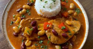 Vepřové pikantní plátky „co dům dal“: Sytý oběd s fazolemi a jasmínovou rýží Pikantní vepřové plátky s fazolemi a paprikou z jednoho hrnce