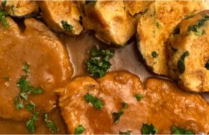 Vepřové na česneku s tmavou cibulovou omáčkou a karlovarským knedlíkem Vepřové na česneku s tmavou cibulovou omáčkou a karlovarským knedlíkem