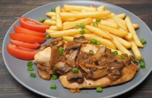 Minutkové kuřecí plátky na žampionech a hranolky