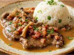 Hovězí plátky na houbách se slaninou Hovězí plátky na houbách se slaninou – poctivá omáčka s kmínem