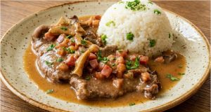 Hovězí plátky na houbách se slaninou – poctivá omáčka s kmínem