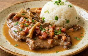 Hovězí plátky na houbách se slaninou Hovězí plátky na houbách se slaninou – poctivá omáčka s kmínem