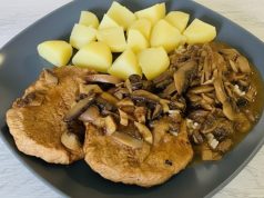 Vepřové plátky na žampionech s bramborem: Recept na šťavnaté maso a lahodnou omáčku