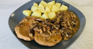 Vepřové plátky na žampionech s bramborem: Recept na šťavnaté maso a lahodnou omáčku