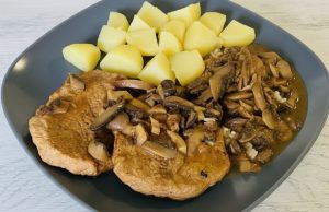 Vepřové plátky na žampionech s bramborem: Recept na šťavnaté maso a lahodnou omáčku