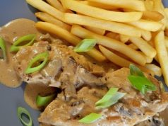 Šťavnatá kuřecí prsa se žampiony a smetanou