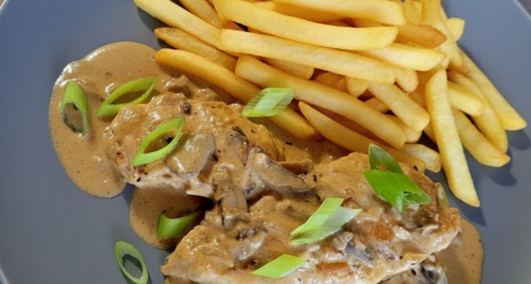 Šťavnatá kuřecí prsa se žampiony a smetanou