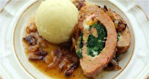 Plněná sekaná se špenátem a sýrem pečená ve slanině