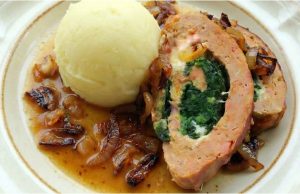 Plněná sekaná se špenátem a sýrem pečená ve slanině