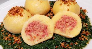 Bramborové knedlíky plněné uzeným masem se špenátem – tradiční český oběd