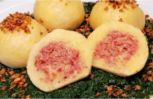 Bramborové knedlíky plněné uzeným masem: Poctivý recept se špenátem Bramborové knedlíky plněné uzeným masem se špenátem – tradiční český oběd