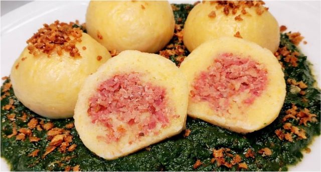 Bramborové knedlíky plněné uzeným masem se špenátem – tradiční český oběd Bramborové knedlíky plněné uzeným masem se špenátem – tradiční český oběd