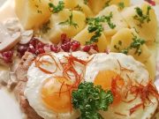 Šťavnaté vepřové plátky se žampionovou omáčkou a volským okem