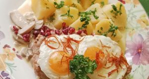 Přírodní vepřový plátek se žampionovou omáčkou a volským okem Šťavnaté vepřové plátky se žampionovou omáčkou a volským okem