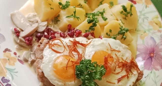 Šťavnaté vepřové plátky se žampionovou omáčkou a volským okem