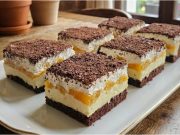 Propadávaná buchta s pudinkem, broskvemi a šlehačkou