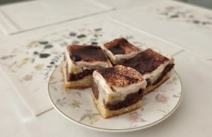 Banánová buchta s pudinkem a zakysanou smetanou