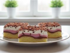 Pudinkové řezy se zakysanou smetanou – mramorová buchta z jednoho plechu