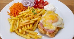 Retro hit, který neomrzí: Šťavnaté kuřecí prso s broskví a sýrem Kuřecí prso s broskví a sýrem: retro klasika se šťávou, kterou milují děti