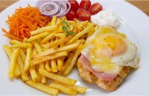 Retro hit, který neomrzí: Šťavnaté kuřecí prso s broskví a sýrem Kuřecí prso s broskví a sýrem: retro klasika se šťávou, kterou milují děti