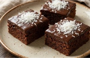 Perníkový koláč extra vláčný: Hrníčkový recept s tajnou ingrediencí Jablečný perník s povidly a čokoládovou polevou – vláčný hrnkový moučník