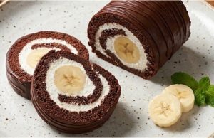 Tvarohová roláda s banánem: Lehký kakaový dezert bez mouky Tvarohová roláda s banánem: Lehký kakaový dezert bez mouky