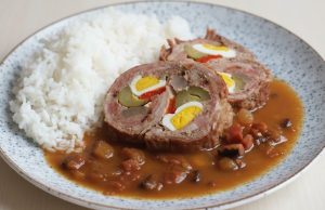 Plněný vepřový závitek se slaninou a vejcem: Poctivý domácí oběd Vepřové závitky plněné mletým masem, vejcem a slaninou