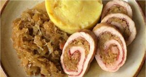 Plněné vepřové karé se zelím a slaninou pečené v troubě