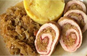 Vepřové karé plněné kysaným zelím: Šťavnaté rolky se slaninou Plněné vepřové karé se zelím a slaninou pečené v troubě