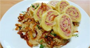 Bramborová roláda s uzeným masem a dušeným zelím Bramborová roláda plněná uzeným masem se zelím jako od babičky