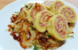 Bramborová roláda plněná uzeným masem se zelím jako od babičky