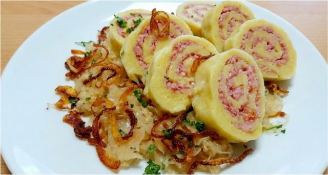 Bramborová roláda plněná uzeným masem se zelím jako od babičky