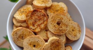 Domácí Bake Rolls z obyčejných rohlíků: Křupavá pochoutka za pár korun Domácí Bake Rolls z rohlíků: křupavá pochoutka s česnekem a bylinkami