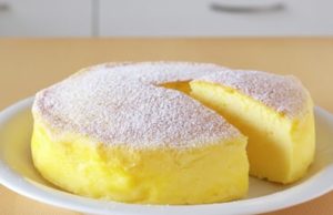 Japonský cheesecake ze 3 surovin: Nadýchaný obláček, který musíte zkusit Japonský cheesecake ze 3 surovin: Nadýchaný dort bez mouky a cukru