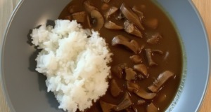 Vepřové ledvinky na slanině: Tradiční recept, který vyžaduje péči i trpělivost Vepřové ledvinky na slanině a cibuli – poctivá hospodská klasika bez zápachu
