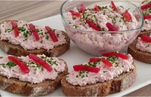 Rychlá salámová pomazánka s cibulí a okurkou