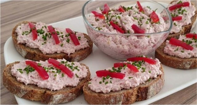 Rychlá salámová pomazánka s cibulí a okurkou