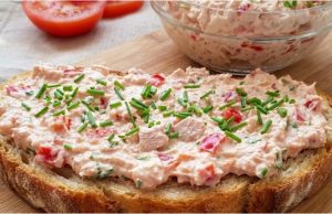 Rychlá salámová pomazánka se sýrem – ideální na chlebíčky i jednohubky