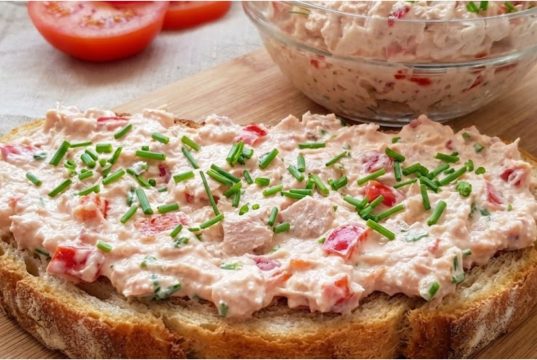 Rychlá salámová pomazánka se sýrem – ideální na chlebíčky i jednohubky