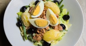 Salát à la Niçoise – lehká a svěží klasika v jogurtové variantě