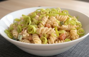 Těstovinový salát s kuřecím, zeleninou a dresinkem