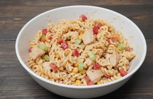 Studený těstovinový salát s kuřecím masem