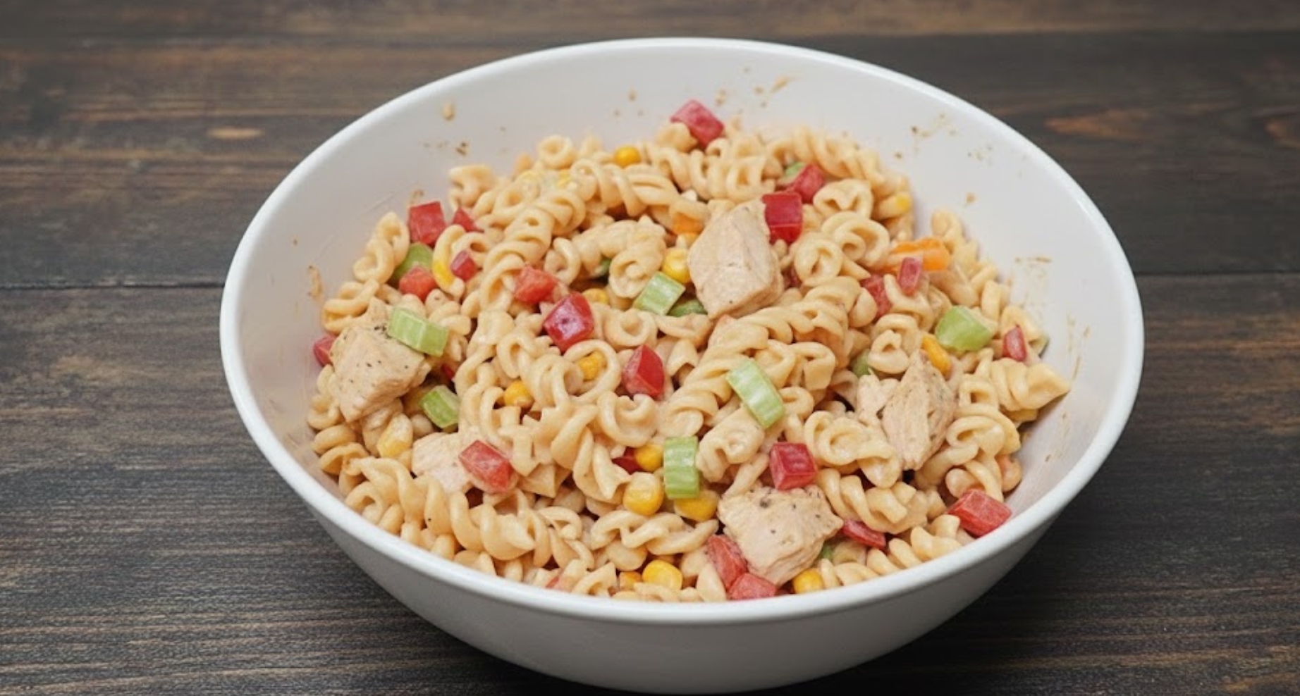 Studený těstovinový salát s kuřecím masem