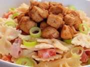 Těstovinový salát s krůtím masem